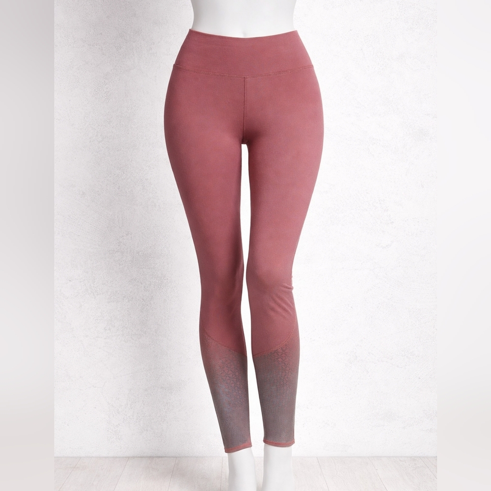 FABLETICS ULTRA COOL LEGGING WITH PATTERNS AT THE BOTTOM OF THE LEGS